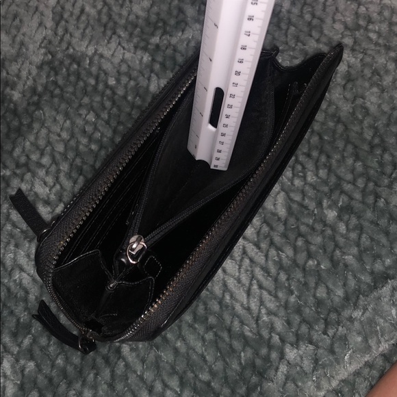 T Tahari Black Leather Zip Wallet - Picture 5 of 8